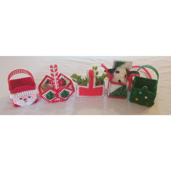 Lot of 5 Vintage small Handmade Plastic Canvas Baskets Christmas Tree Ornaments - Picture 1 of 15